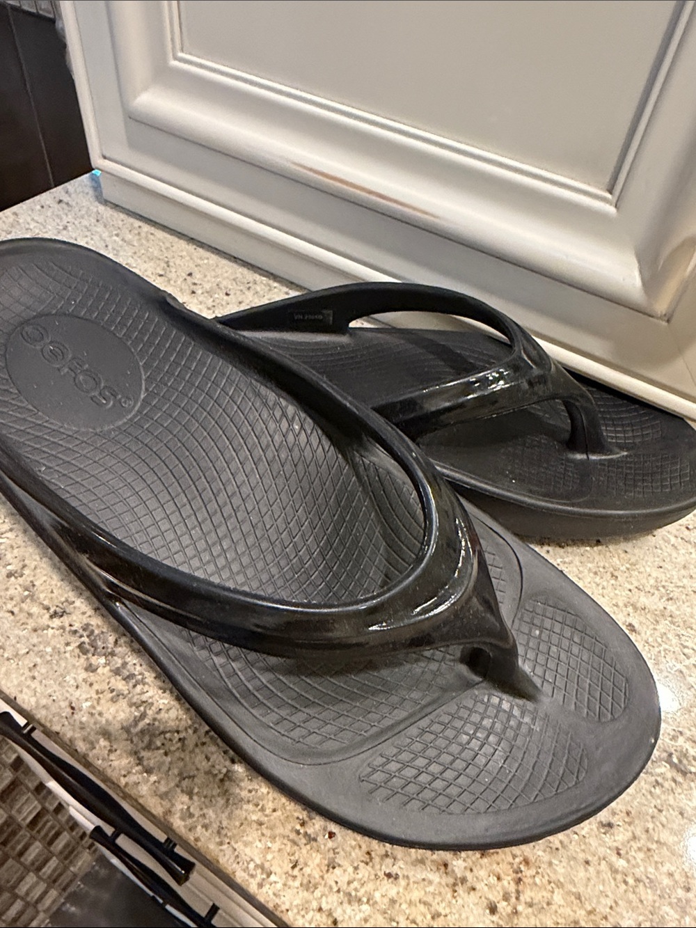 OOFOS Women’s Black Glossy Strap Flip Sandals